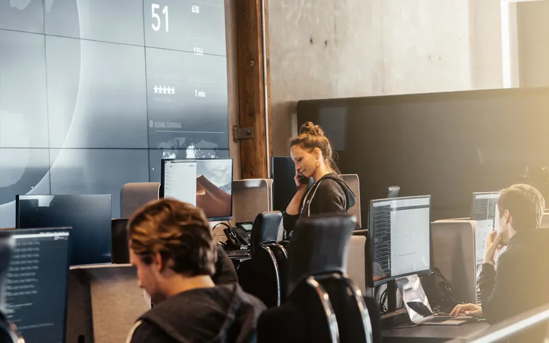 Mitarbeitende in einem Security Operations Center