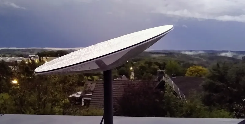 Starlink-Antenne bei Abendlicht