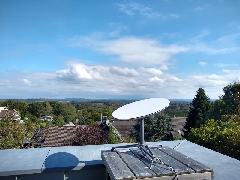 Starlink-Antenne auf einem Dach
