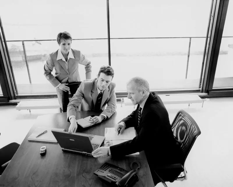 Besprechung am Laptop, Schwarzweißbild