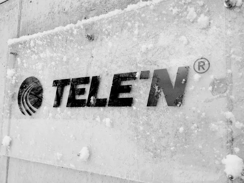 teleN-Logo auf einer verschneiten Fläche